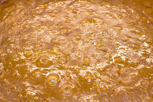 大きな釜でじっくり煮込む